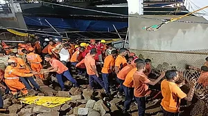आंध्र प्रदेश में बड़ा हादसा, लक्ष्मी नरसिंह स्वामी मंदिर में दीवार गिरने से 3 महिलाओं समेत 8 श्रद्धालुओं की मौत