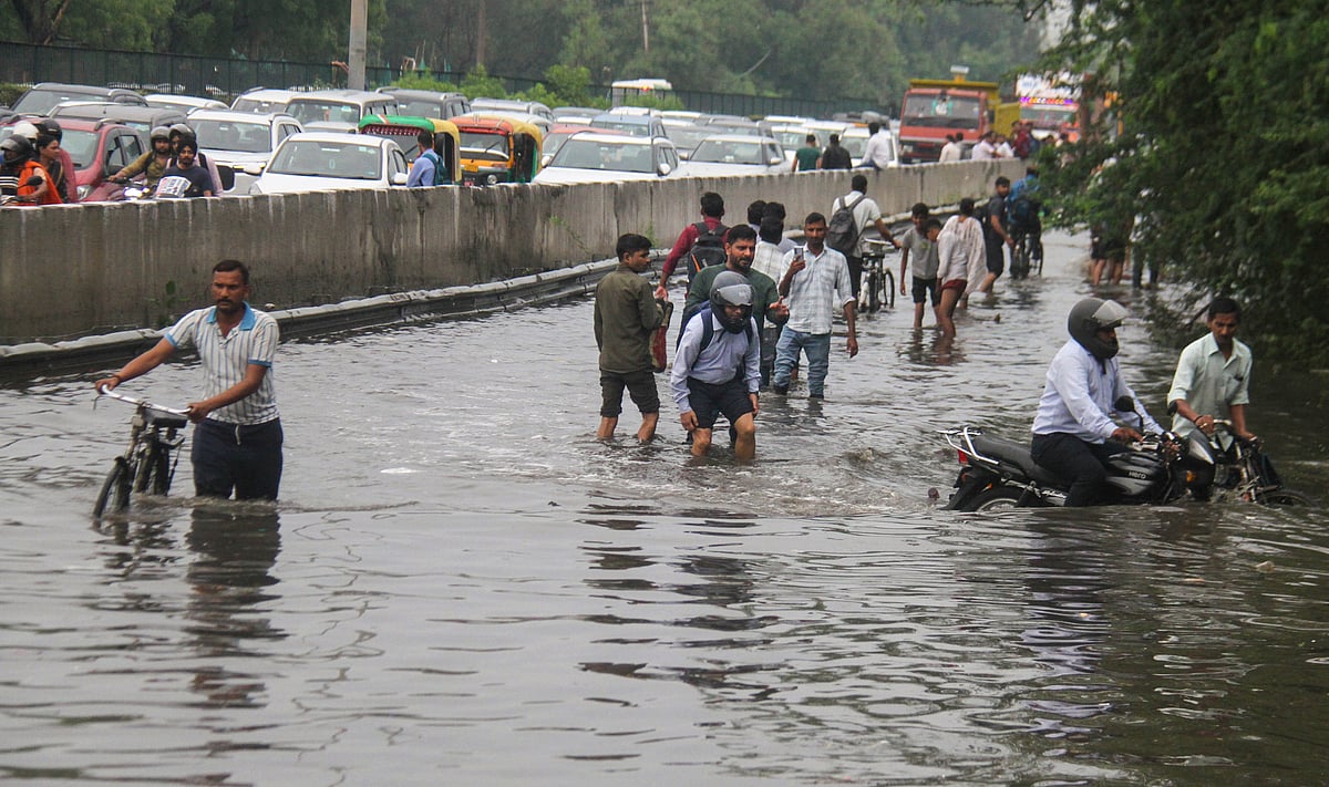 दिल्ली में बारिश भारी तबाही, तीन बच्चों समेत चार लोगों की मौत, 200 से अधिक उड़ानों के परिचालन में देरी