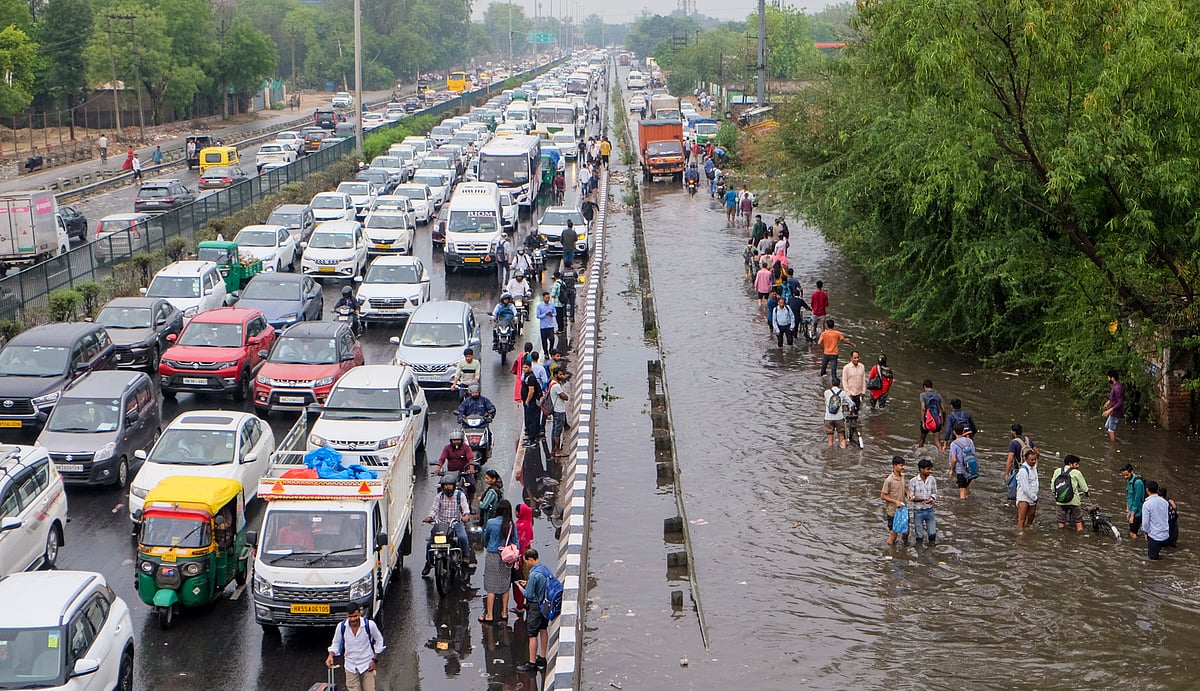 दिल्ली में बारिश भारी तबाही, तीन बच्चों समेत चार लोगों की मौत, 200 से अधिक उड़ानों के परिचालन में देरी
