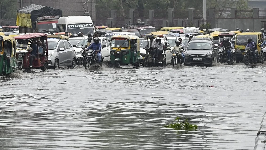 उत्तर भारत में बारिश ने ढाया कहर, 7 लोगों की मौत, दिल्ली-NCR में कई जगह पेड़ गिरे, बिजली गुल (विपिन)