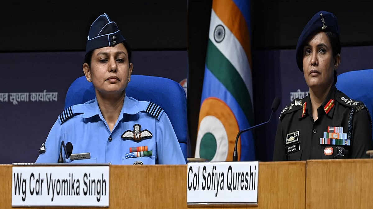 आर्मी अफसर कर्नल सोफिया कुरैशी और विंग कमांडर व्योमिका ने पूरे ऑपरेशन के बारे में जानकारी दी।