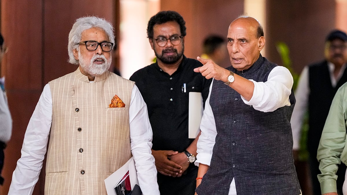 सर्वदलीय बैठक से बाहर आते हुए रक्षा मंत्री राजनाथ सिंह और टीएमसी नेता 