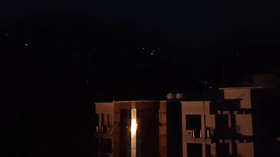 पाकिस्तान ने भारत के कई शहरों पर हमले की कोशिश की, भारत एयर डिफेंस ने किया नाकाम, जम्मू से राजस्थान तक ब्लैकआउट