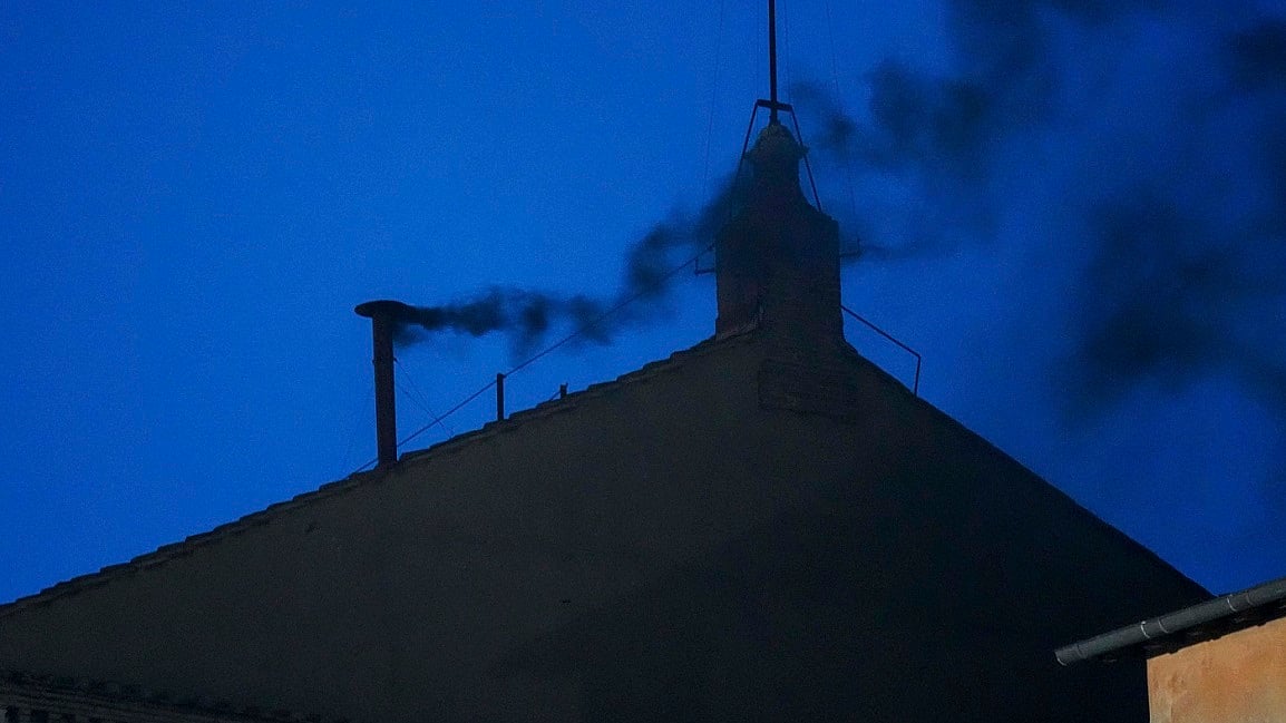 सिस्टिन चैपल की चिमनी से फिर निकला काला धुआं, नहीं हो सका नये पोप का चयन, फिर होगा मतदान