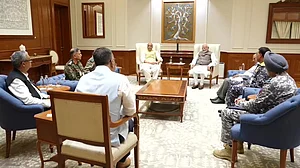 भारत-पाक तनावः प्रधानमंत्री ने सैन्य प्रमुखों के साथ की अहम बैठक, राजनाथ और डोभाल भी रहे मौजूद