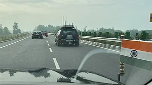 एलओसी पर धमाकों की आवाज, स्थिति का जायजा लेने जम्मू पहुंचे CM उमर अब्दुल्ला