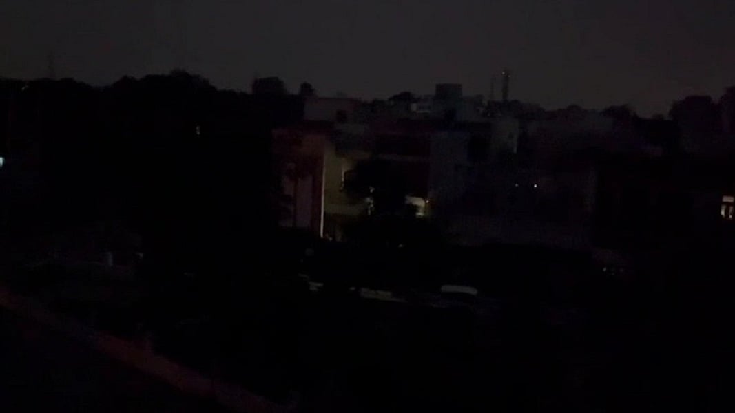 पाकिस्तान का जम्मू, पंजाब, राजस्थान के कई शहरों पर ड्रोन हमला, किया गया नाकाम, ब्लैकआउट लागू