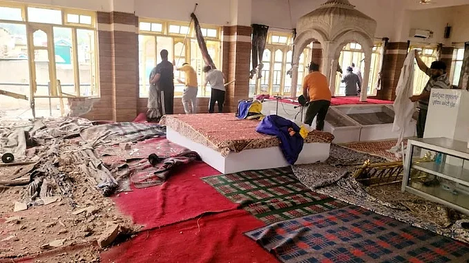 पाकस्तानी गोलाबारी से पुंछ स्थित गुरुद्वारे को भी नुकसान पहुंचा है