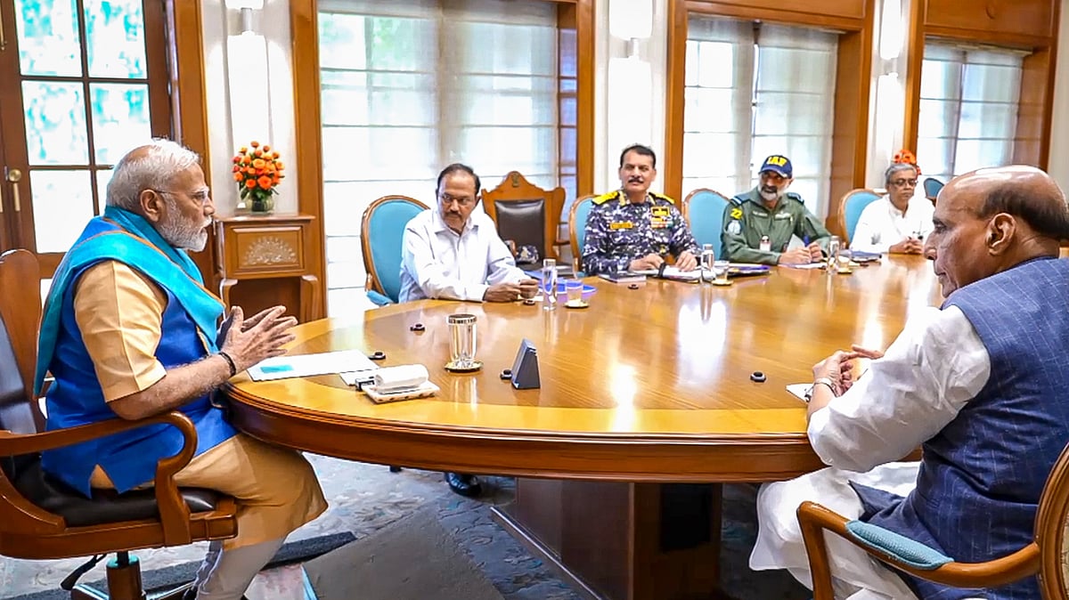 नई दिल्ली में शनिवार को राष्ट्रीय सुरक्षा सलाहकार अजित डोवाल, रक्षा मंत्री राजनाथ सिह और तीनों सेना प्रमुखों के साथ बैठक करते प्रधानमंत्री नरेंद्र मोदी (फोटो : पीटीआई)