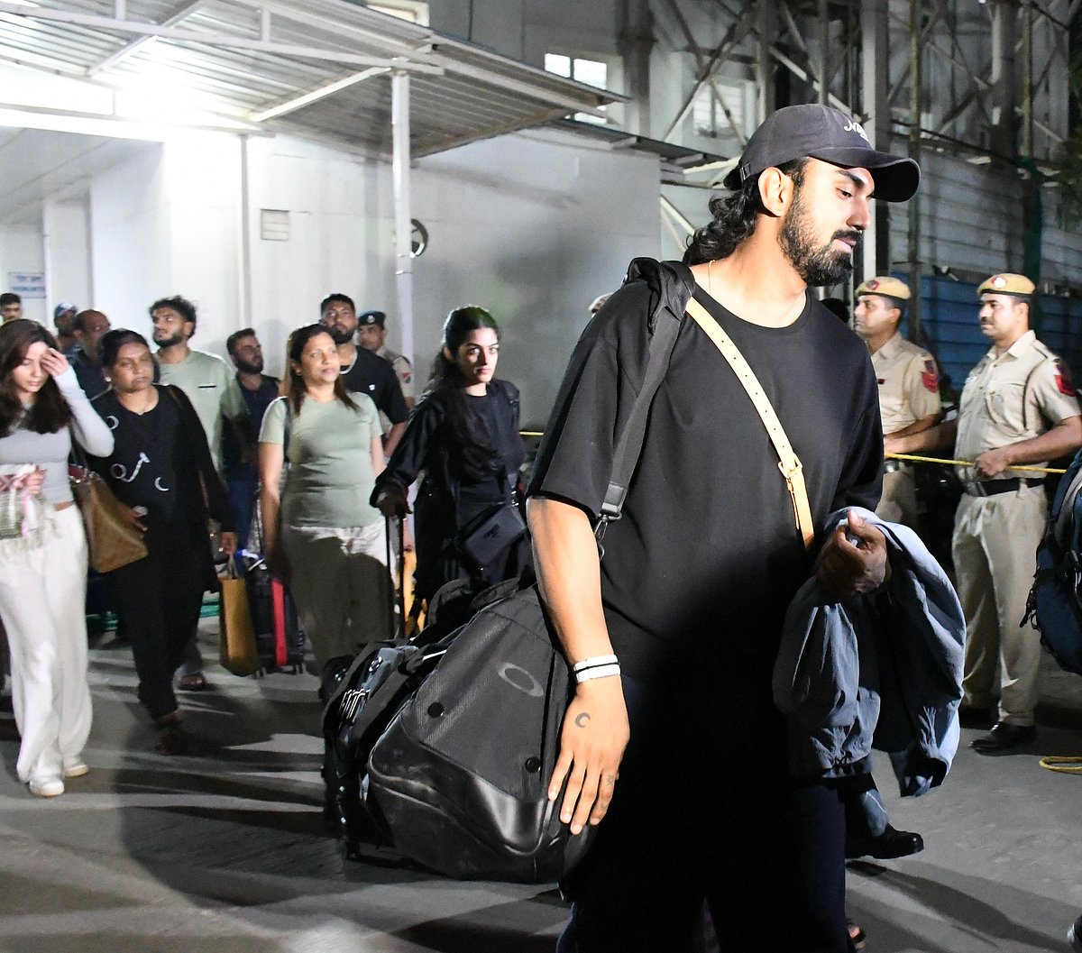 खेल: कोहली को टेस्ट क्रिकेट से संन्यास लेने से रोकने की हो रही कोशिश और IPL में खेल रहे विदेशी खिलाड़ी छोड़ रहे भारत 