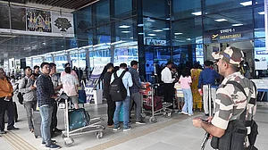 सीजफायर के बाद दिल्ली एयरपोर्ट पर विमानों का परिचालन सामान्य, अधिकारी ने कहा- कुछ उड़ानें प्रभावित हो सकती हैं