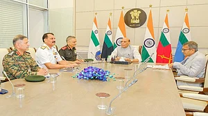 रक्षा मंत्री राजनाथ सिंह ने CDS और तीनों सेनाओं के प्रमुखों के साथ की बैठक, सीमा पर सुरक्षा स्थिति की समीक्षा की गई