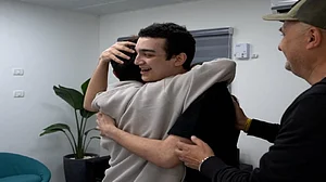 हमास की कैद से इजरायली-अमेरिकी बंधक एडन अलेक्जेंडर रिहा, परिवार से मिलकर हुए भावुक