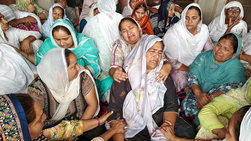 अमृतसर में जहरीली शराब पीने से मरने वालों की संख्या बढ़कर 21 हुई, अब तक 10 गिरफ्तार, DSP और SHO निलंबित