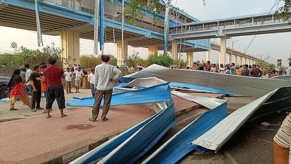 दिल्ली में आंधी में रैपिड मेट्रो स्टेशन का शेड उखड़ा, पीएम मोदी ने सिर्फ 4 महीने पहले किया था उद्घाटन