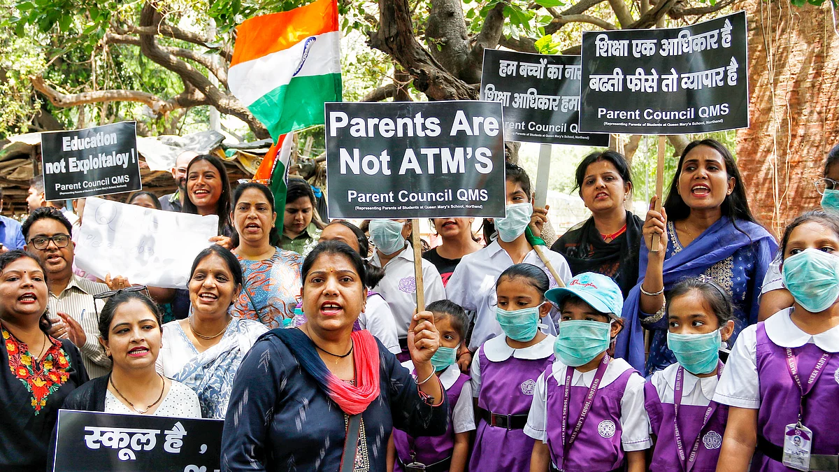 निजी स्कूलों के खिलाफ प्रदर्शन करते हुए अभिभावक