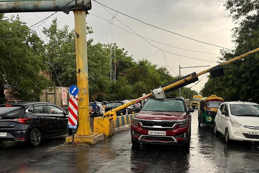 दिल्ली में आंधी-तूफान के साथ होगी बारिश, ऑरेंज अलर्ट जारी, 50 किमी प्रति घंटे की रफ्तार से चल सकती हैं हवाएं