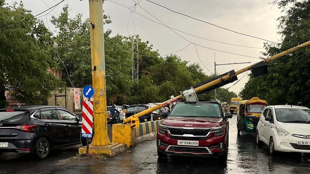 नोएडा में तेज बारिश और आंधी से कई पेड़ गिरे, कार पर गिरा ट्रैफिक का खंभा, डीएनडी पर लगा भारी जाम