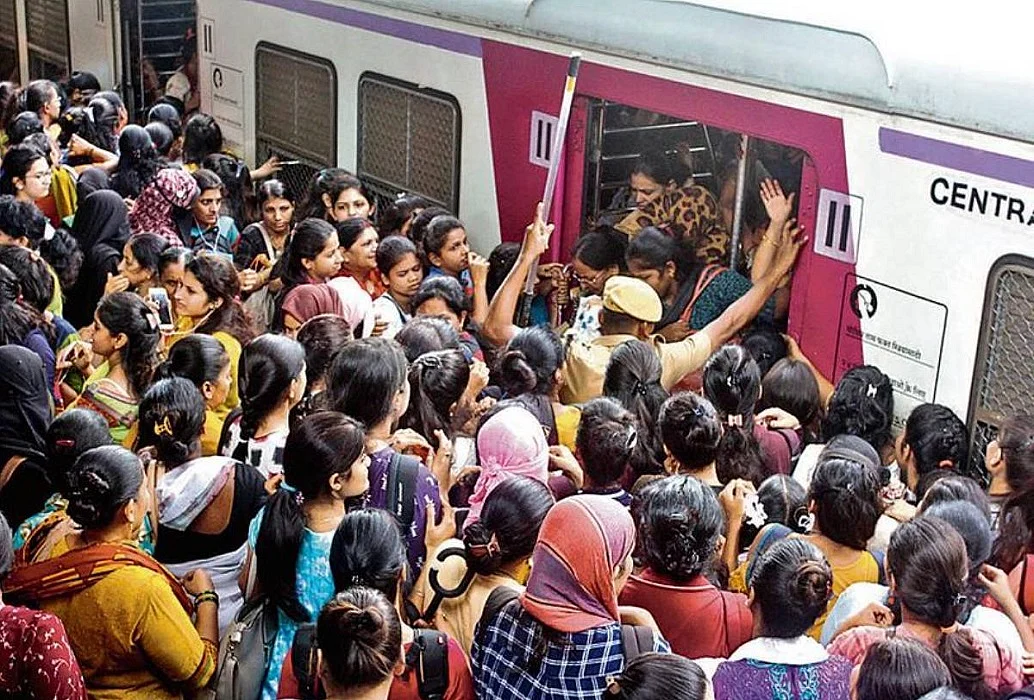 महाराष्ट्रः बुलेट ट्रेन का पता नहीं, संकट में मुंबई के लोकल ट्रेन यात्री, भयंकर भीड़ बढ़ा रही हताशा