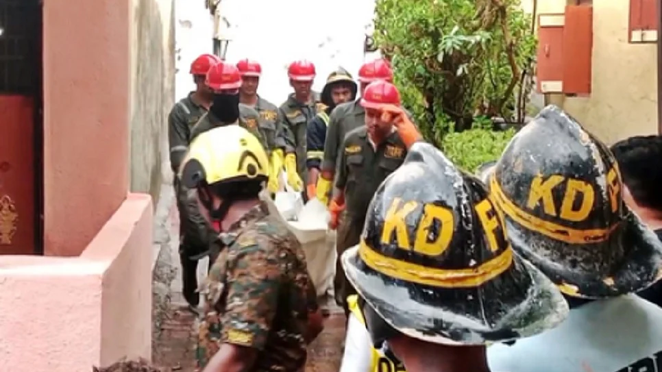 महाराष्ट्रः कल्याण में चार मंजिला इमारत का स्लैब ढहा, 6 की मौत, कई लोगों के दबे होने की आशंका