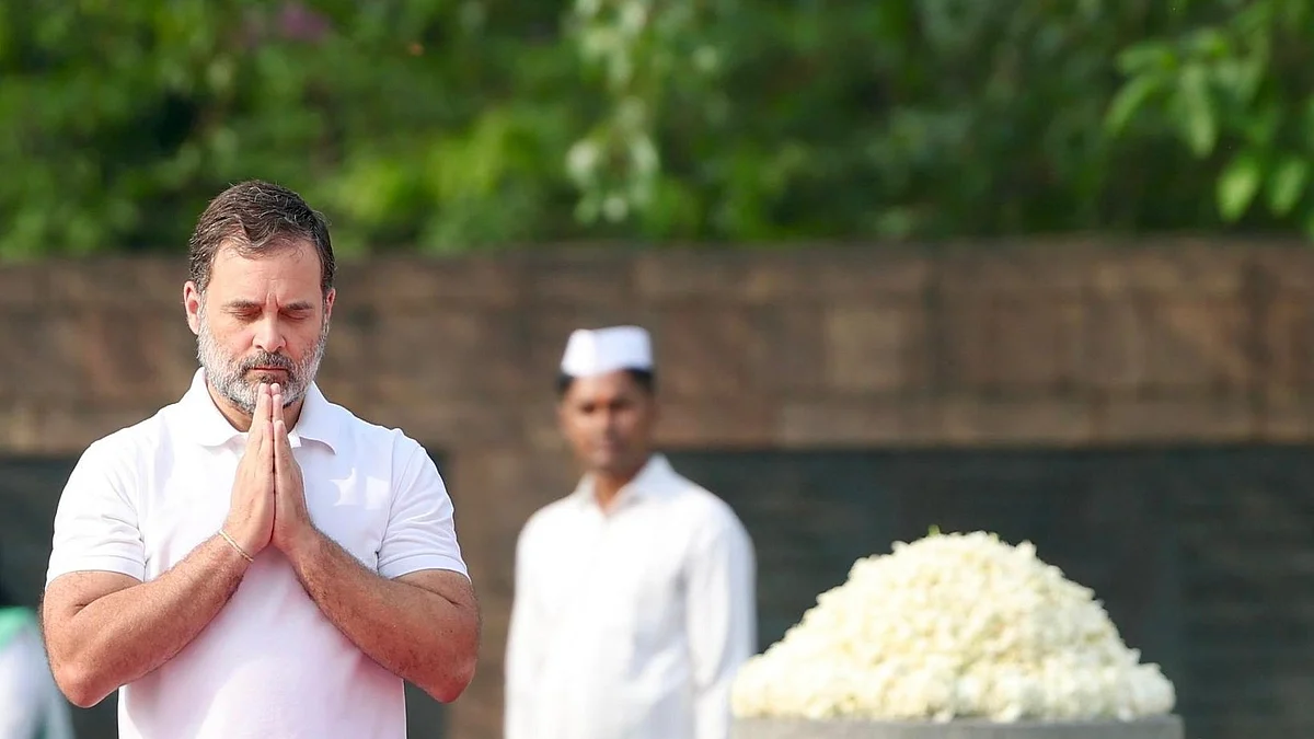 अपने पिता और भारत के पूर्व प्रधानमंत्री राजीव गांधी को श्रद्धांजलि देते हुए राहुल गांधी