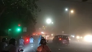 दिल्ली-NCR में आंधी और बारिश से भारी तबाही, कई इलाकों में गिरे पेड़, बिजली बाधित, यातायात प्रभावित