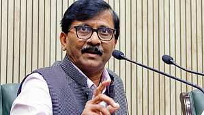 संजय राउत ने सांसदों के प्रतिनिधिमंडल भेजने पर उठाए सवाल, कहा- सरकार ने ये मुद्दे से ध्यान हटाने के लिए प्रयोग किया है