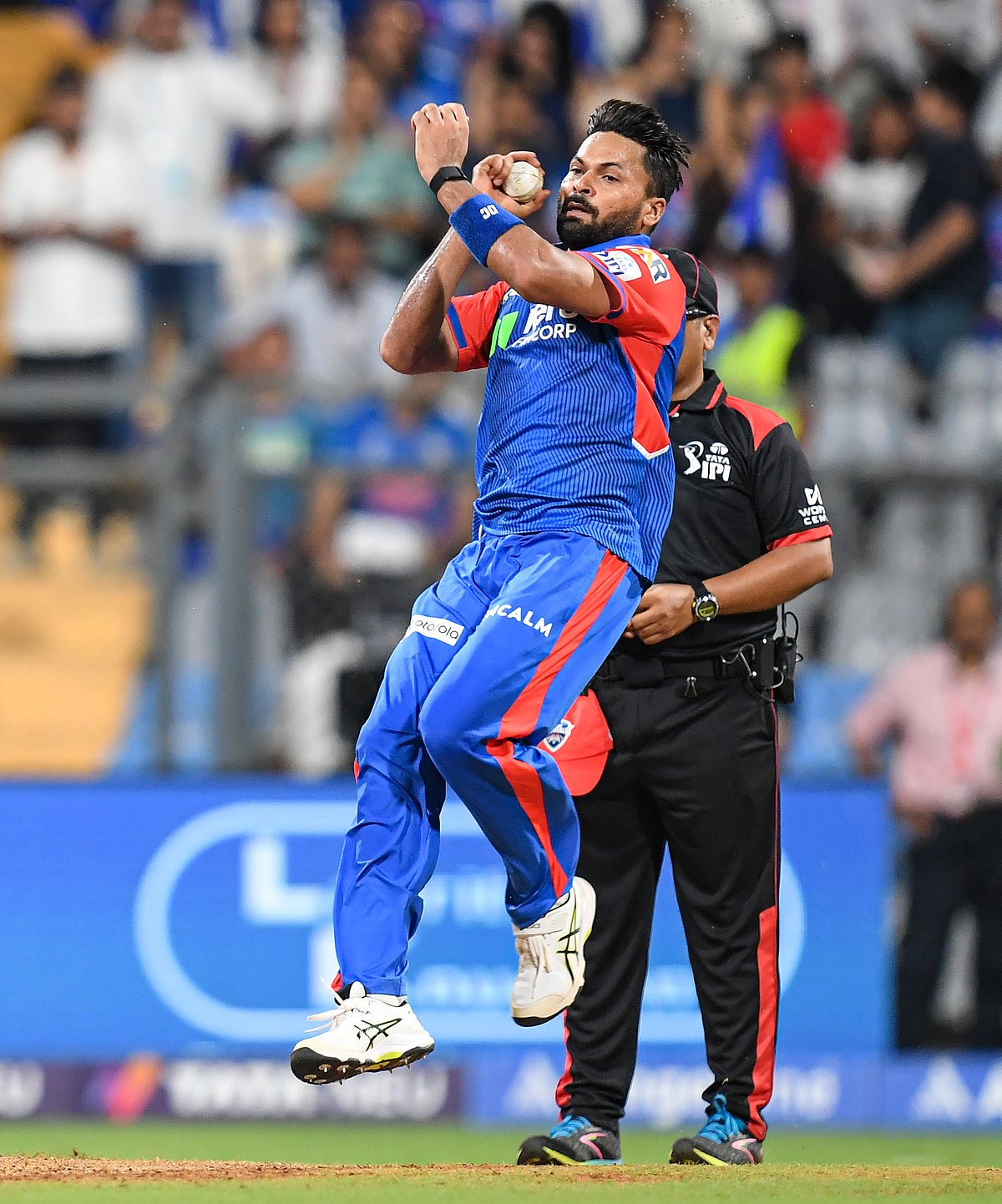 IPL 2025: पहले लुटाए 48 रन, फिर लगा जुर्माना और प्लेऑफ का सपना भी टूटा, दिल्ली कैपिटल्स के इस गेंदबाज को झटके पर झटका