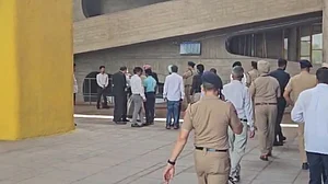 पंजाब-हरियाणा हाईकोर्ट को बम से उड़ाने की मिली धमकी, परिसर को कराया गया खाली, चलाया जा रहा तलाशी अभियान