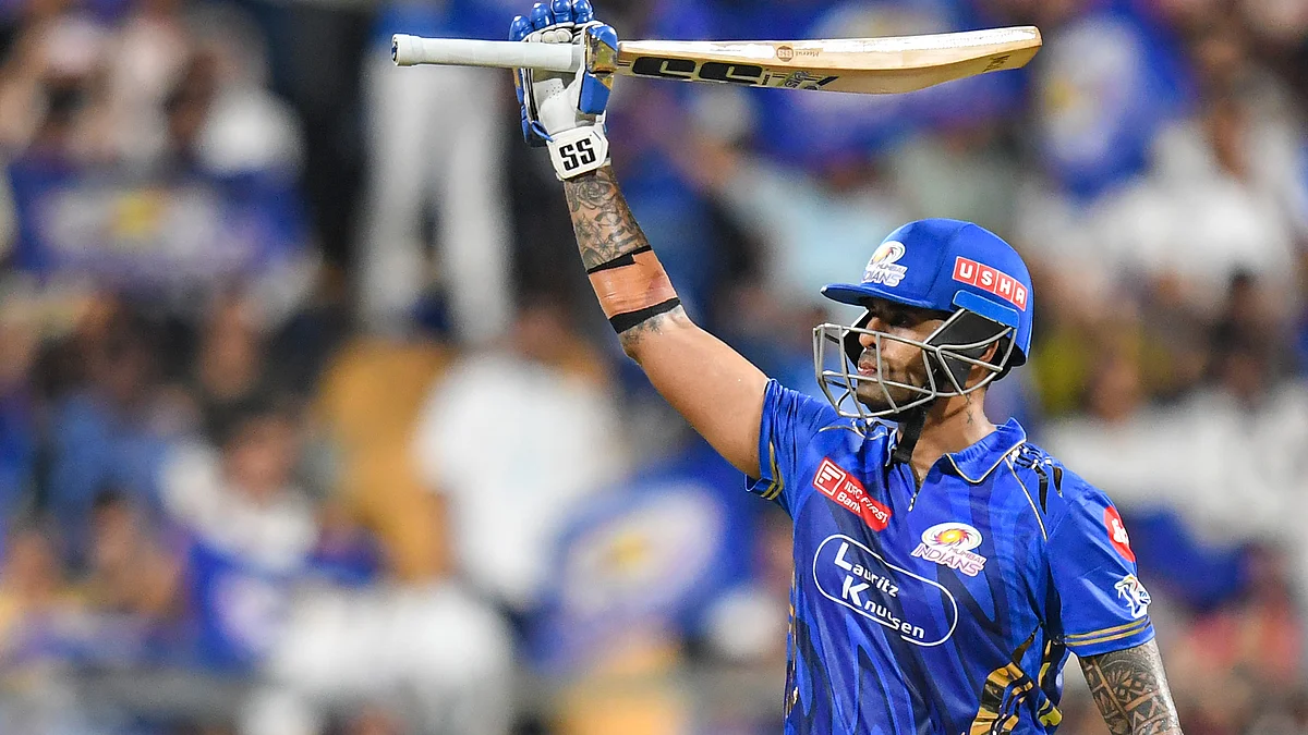 दिल्ली के खिलाफ अर्धशतक जड़ने के बाद लोगों का अभिवादन करते हुए सूर्यकुमार यादव