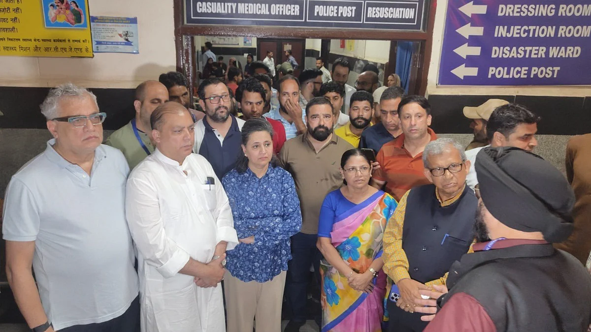 तृणमूल कांग्रेस का प्रतिनिधिमंडल जम्मू-कश्मीर के श्रीनगर, पुंछ और राजौरी में पाकिस्तानी गोलीबारी में शिकार हुए लोगों से मिलने पहुंचा