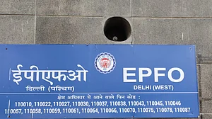 अर्थतंत्र की खबरें: EPFO पर 8.25% की ब्याज दर को मंजूरी और RBI ने इस बैंक पर लगाया जुर्माना