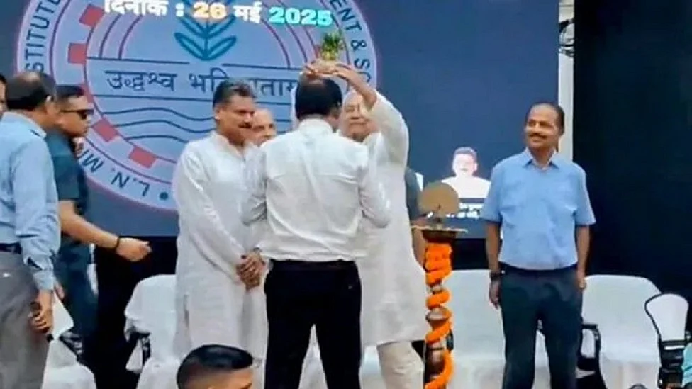 अब नीतीश ने IAS अधिकारी के सिर पर रख दिया गमला, RJD ने ‘मानसिक स्थिति’ पर उठाए सवाल