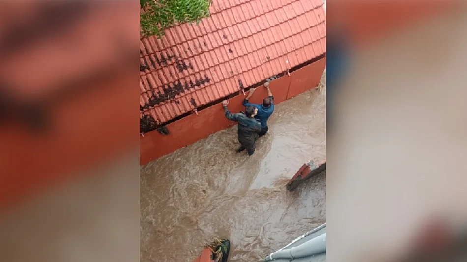 महाराष्ट्र के अहिल्यानगर में मूसलधार बारिश बनी आफत, गांव में फंसे लोगों के बचाने के लिए बुलाई गई सेना