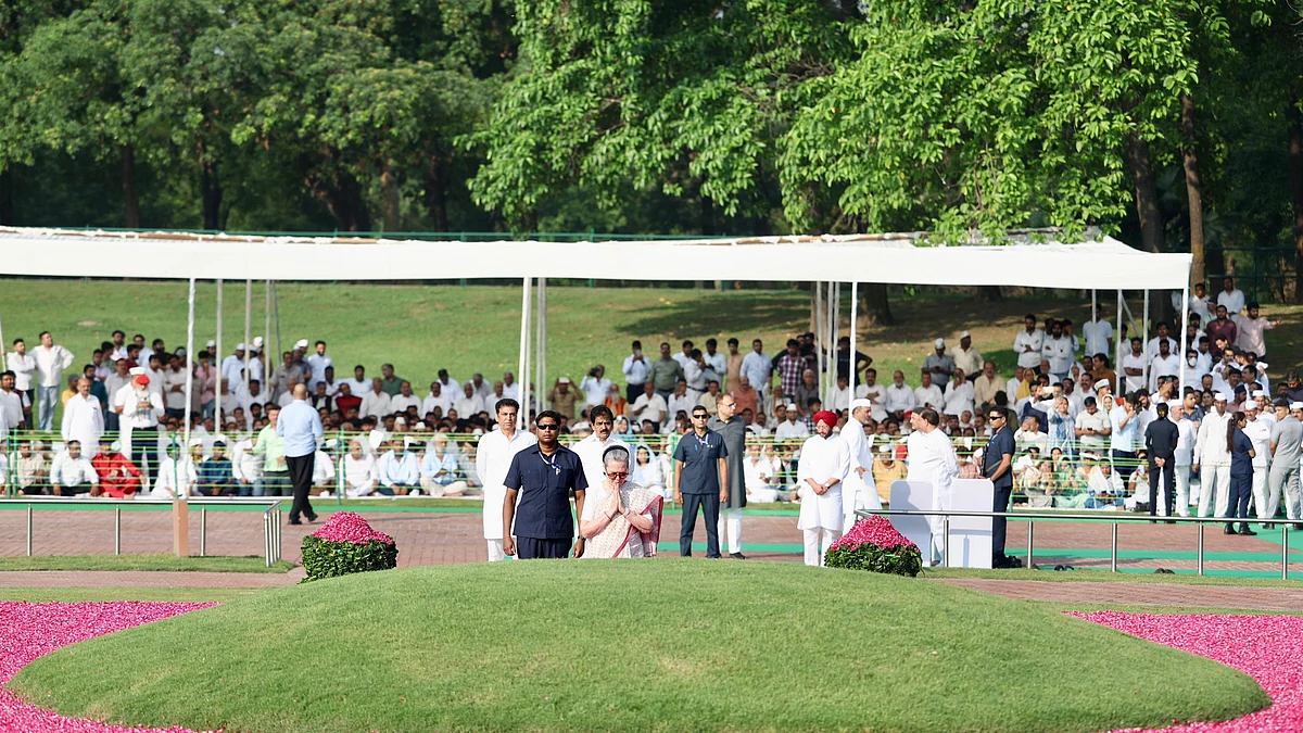 सोनिया गांधी, राहुल गांधी और कांग्रेस अध्यक्ष मल्लिकार्जुन खड़गे ने जवाहरलाल नेहरू की 61वीं पुण्यतिथि पर श्रद्धांजलि अर्पित की