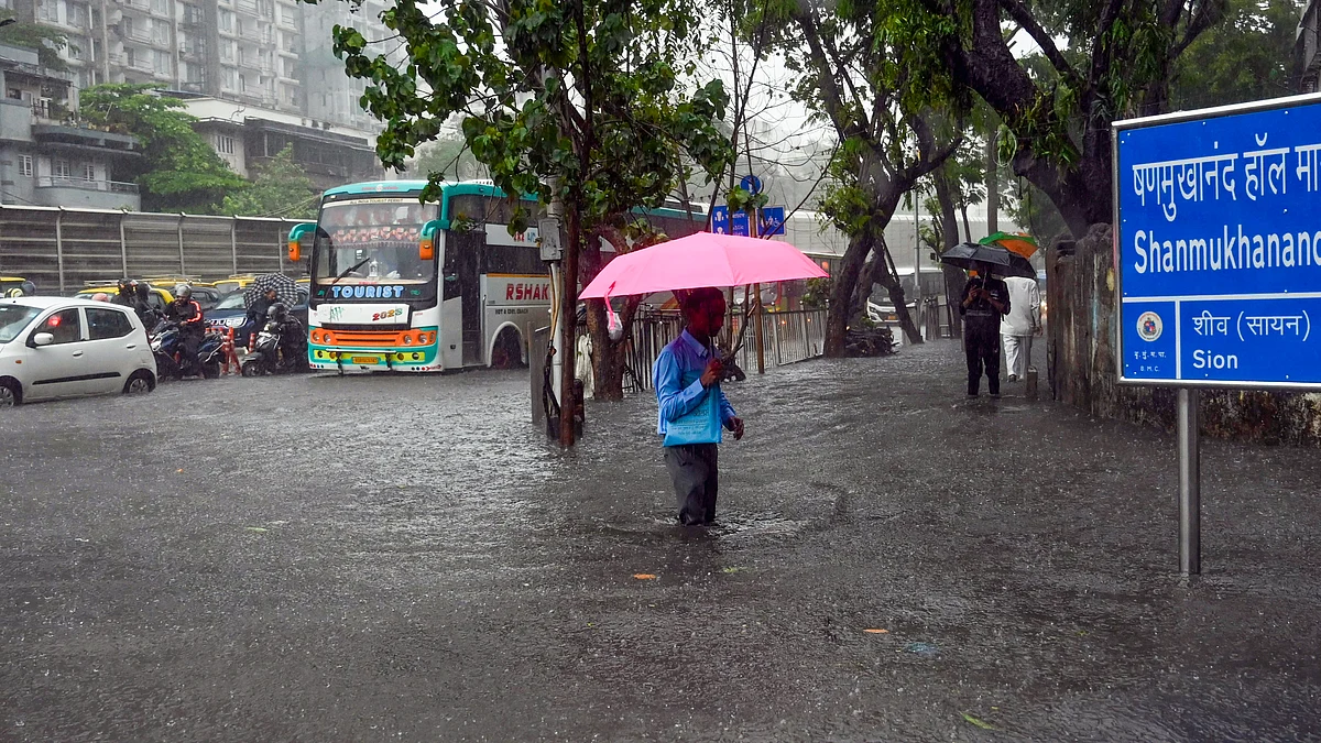 मुंबई में भारी बारिश से बुरा हाल