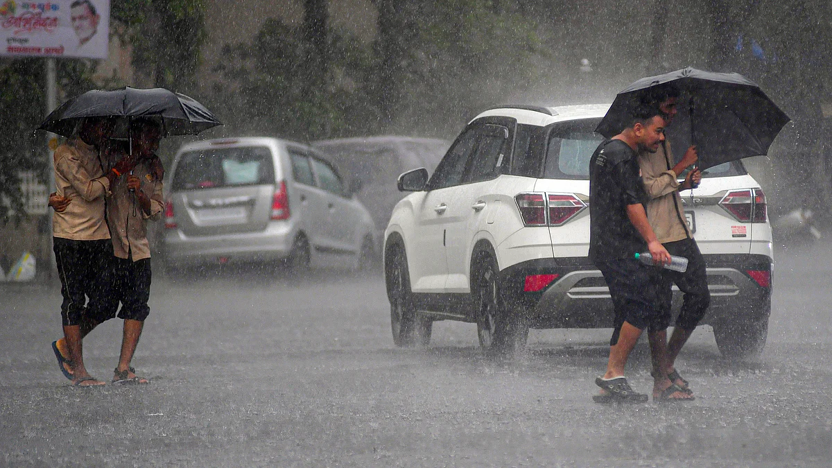 अगले दो दिन तक भारी बारिश और आंधी की आशंका