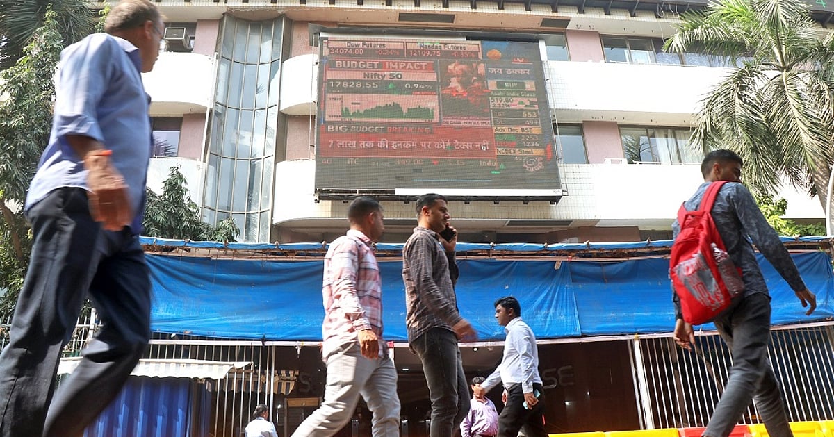 अर्थतंत्र की खबरें: बढ़त के साथ हरे निशान में बंद हुआ बाजार और ईरान की मुद्रा रियाल रिकॉर्ड निचले स्तर पर