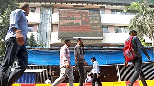 अर्थजगतः GDP वृद्धि दर चार साल के निचले स्तर 6.5 प्रतिशत पर पहुंची और डेटा से पहले शेयर बाजार लाल निशान में बंद