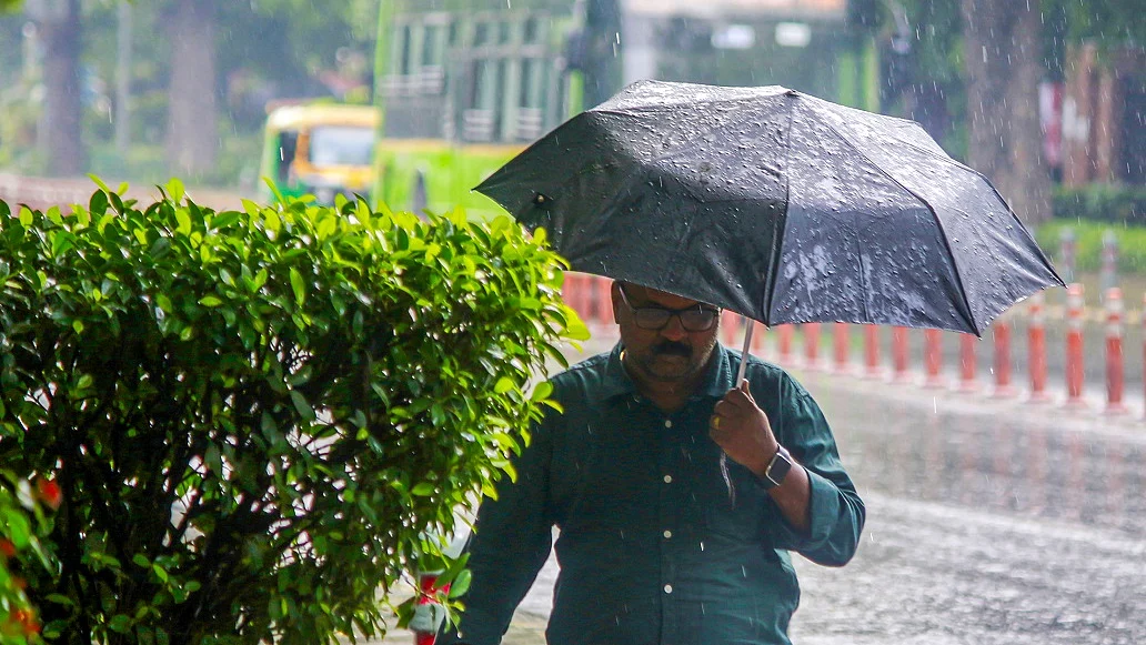 दिल्ली-NCR में मौसम का मिजाज बदला, तेज आंधी के बाद बारिश से तापमान में आई गिरावट