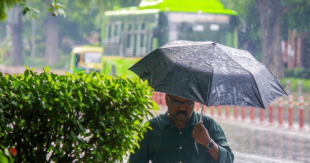 दिल्ली-NCR में आंधी और तूफान के साथ बारिश, आसमान से बरसे ओले, मौसम विभाग ने जारी किया अलर्ट