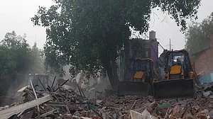 दिल्ली के मद्रासी कैंप में लोगों के विरोध के बीच चला बुलडोजर, प्रशासन ने चलाया तोड़फोड़ अभियान
