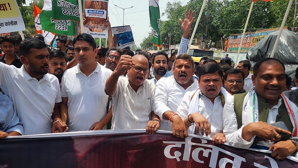 बिहारः मुजफ्फरपुर में बच्ची की हत्या पर भड़का आक्रोश, पटना में कांग्रेस ने निकाला 'हल्ला बोल मार्च'