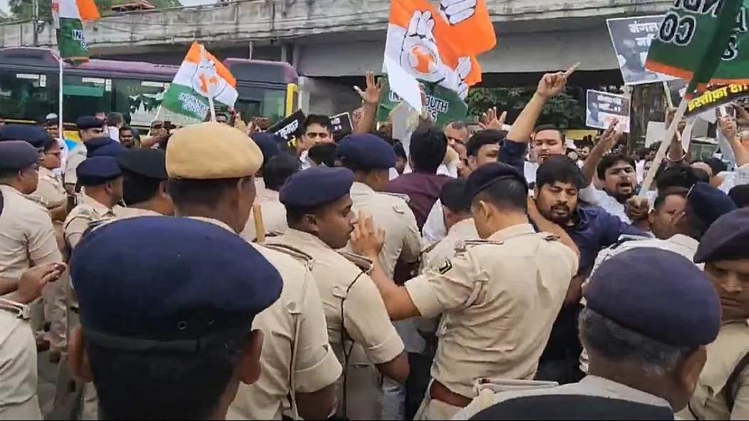 मुजफ्फरपुर रेप कांड: कांग्रेस का पटना में जोरदार प्रदर्शन, स्वास्थ्य मंत्री मंगल पांडेय का आवास घेरा