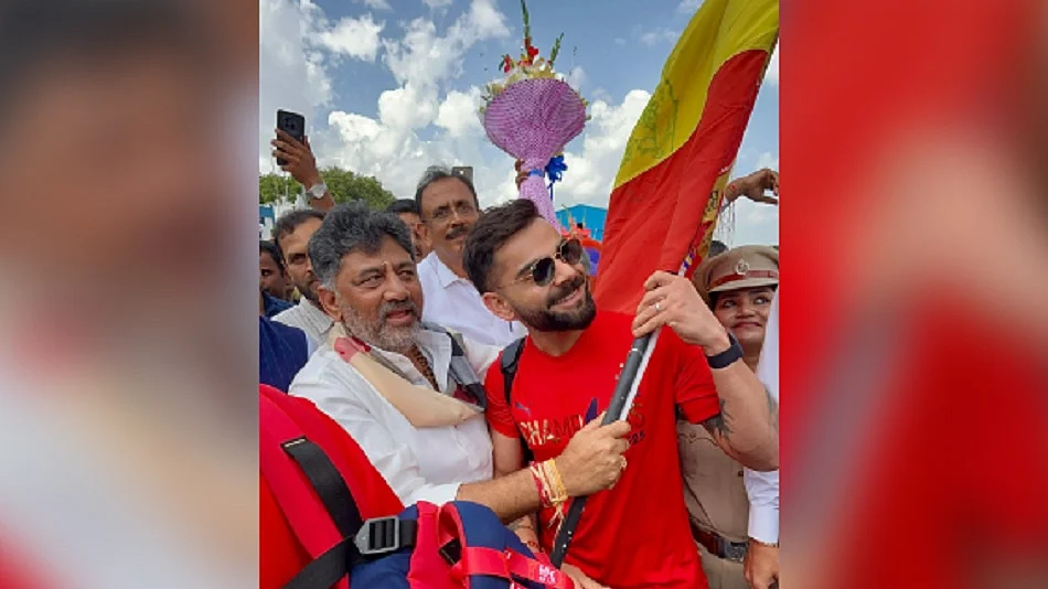 RCB टीम का बेंगलुरु एयरपोर्ट पर भव्य स्वागत, शिवकुमार ने विराट कोहली को भेंट किया कन्नड़ झंडा
