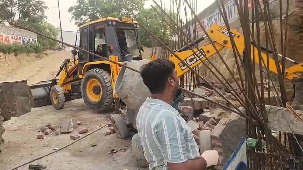 ग्रेटर नोएडा में निर्माणाधीन बेसमेंट की दीवार गिरी, दो महिलाओंं समेत तीन मजदूरों की मौत, दो घायल