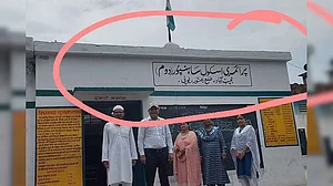 उत्तर प्रदेश के बिजनौर में स्कूल का नाम उर्दू में लिखे होने पर कार्रवाई, प्रधानाध्यापिका रफत खान निलंबित
