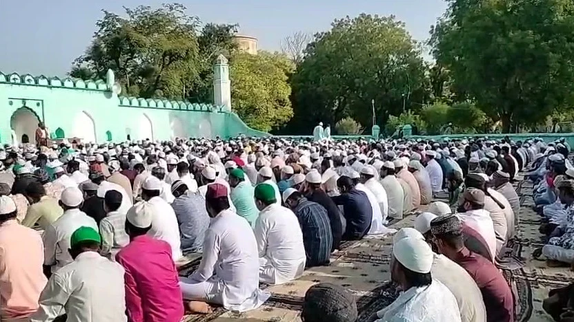 ईद उल अजहा का जश्न मनाते दिखे लोग