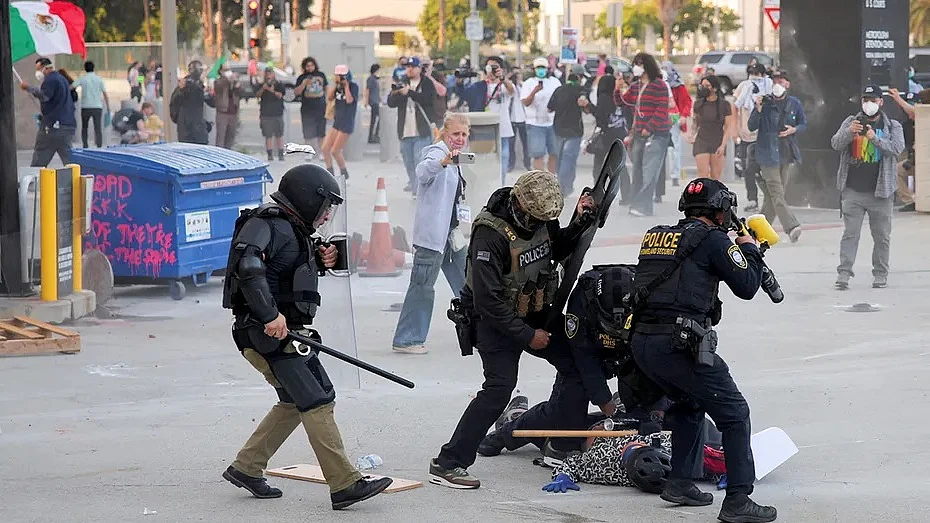 Los Angeles में Trump ने क्यों उतारी सेना? इमिग्रेशन पॉलिसी पर मचा बवाल 14 लॉस एंजिल्स में हिंसक झड़प, प्रदर्शन रोकने के लिए ट्रंप ने सैन्य जवानों को किया तैनात, गर्वनर ने किया विरोध