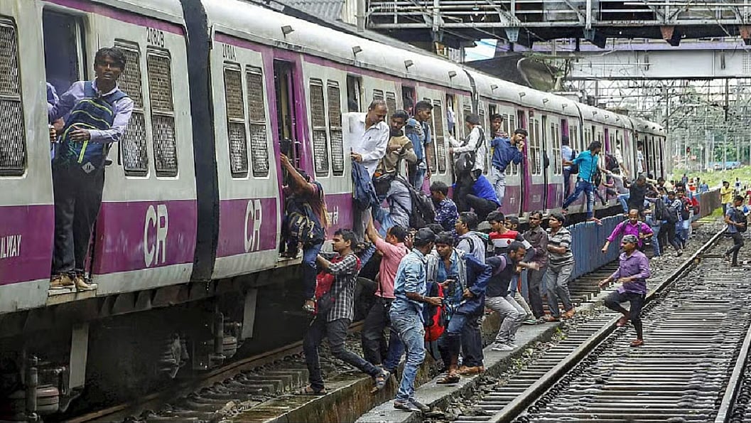ठाणे की घटना के बाद जागा रेल मंत्रालय, मुंबई की सभी लोकल ट्रेन में स्वचालित दरवाजे लगाने का लिया फैसला